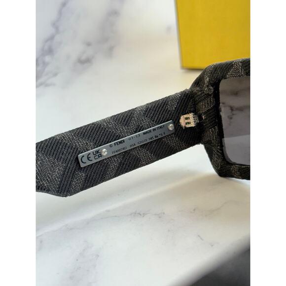 NEW Fendi FE40074U Limited Edition Sunglasses $1050 - Picture 8 of 9